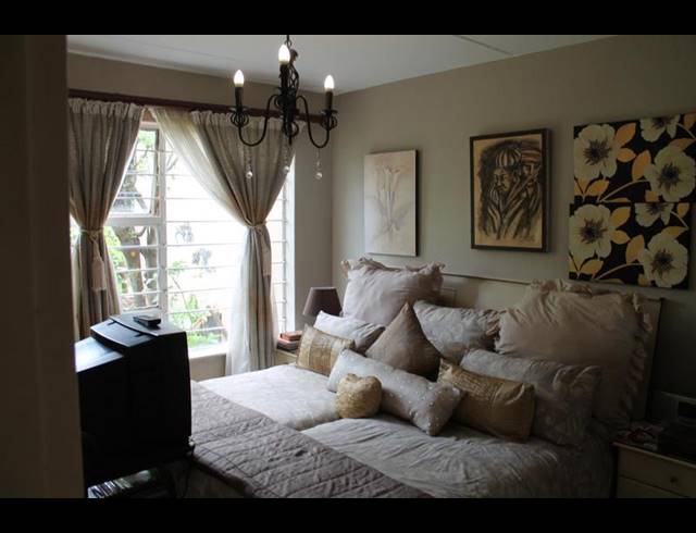 2 BEDROOM TOWNHOUSE FOR SALE IN BEDFORD GARDENS